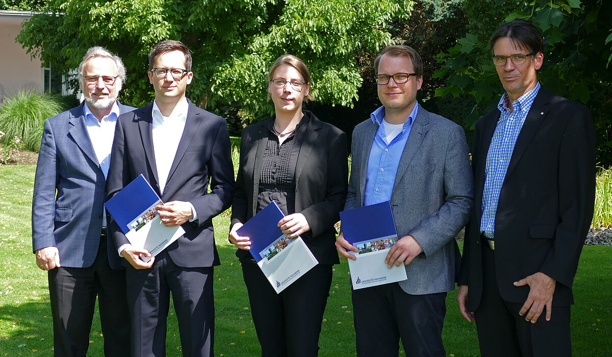 Foto (Universität Paderborn): Übergabe des Forschungspreises 2015 der DGS-Stiftung (v. l.): Prof. Dr. Volker Peckhaus, Fakultät für Kulturwissenschaften, Dr. Christoph Singer, Institut für Anglistik und Amerikanistik, Dr. Kerstin Drossel und Tilman-M