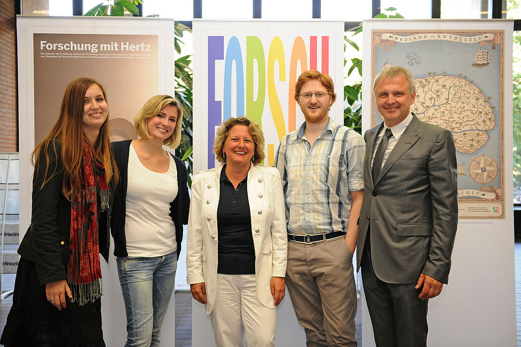 Foto (Michael Lübke), von links: Alexandra Zackiewicz (1. Preis), Constanze Pfleiderer (2. Preis), Svenja Schulze, NRW-Wissenschaftsministerin, Mycha Schekalla (3. Preis) und Prof. Wilfried Korfmacher, Fachhochschule Düsseldorf, Fachbereich Design