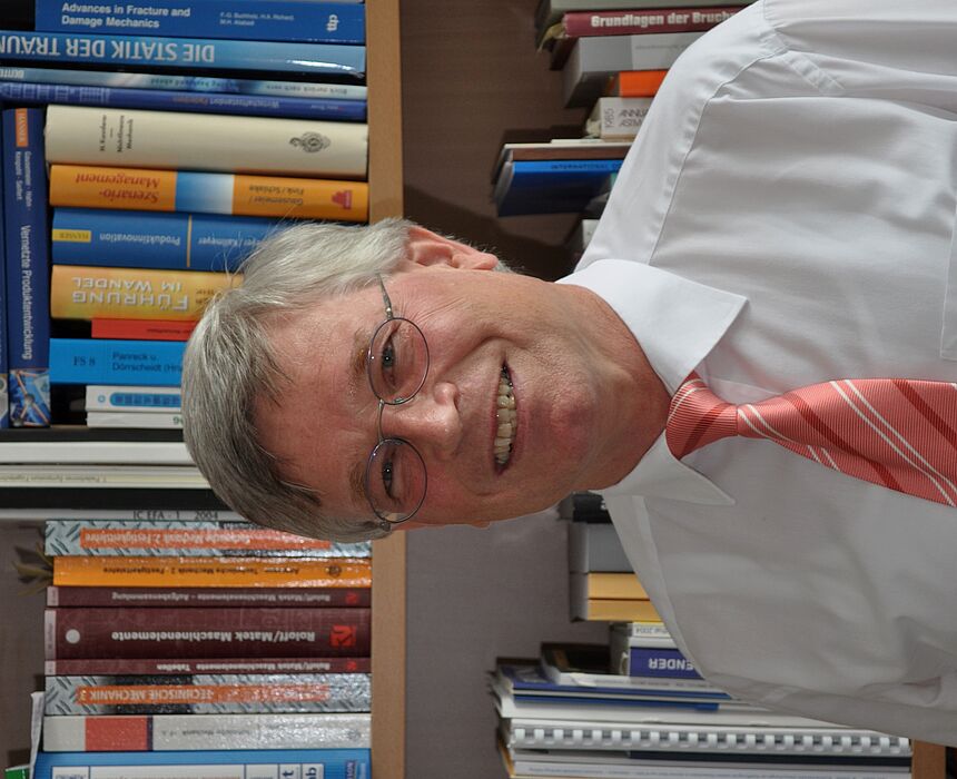 Foto (Universität Paderborn): Der ehemalige Rektor der Universität Paderborn Prof. Dr. Hans Albert Richard wird aus dem aktiven Hochschuldienst verabschiedet.