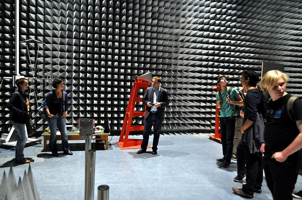 Foto 2: Ein Labor, in dem die Einhaltung von Strahlungsrichtwerte getestet wird, fasziniert mit seiner ästhetischen Isolation gegen elektromagnetische Felder.