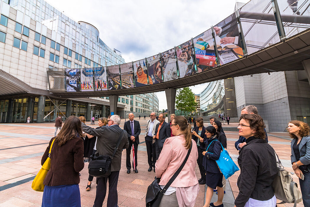 Dieter Dollase, Mitarbeiter der KoWi (2. von links), informiert die Teilnehmer während eines Rundgangs durch das EU-Viertel in Brüssel über die wichtigsten Akteure der EU. (Foto: Dr. Silke Corall)