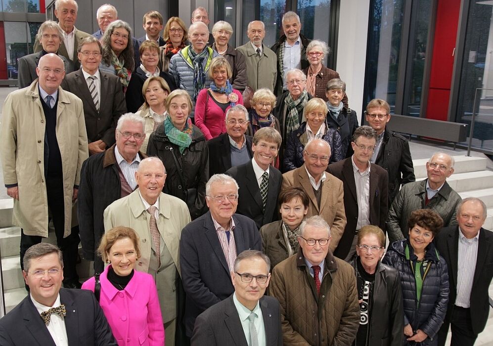 Foto (Universität Paderborn, Vanessa Dreibrodt): Mitglieder der Harmoniegesellschaft mit Präsident  Prof. Dr. Nikolaus Risch (Bildmitte).