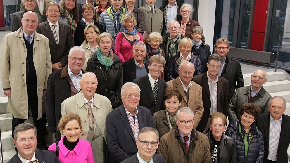 Foto (Universität Paderborn, Vanessa Dreibrodt): Mitglieder der Harmoniegesellschaft mit Präsident  Prof. Dr. Nikolaus Risch (Bildmitte).