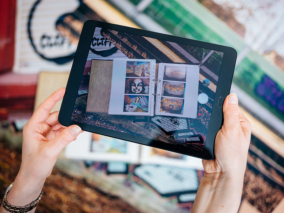 Tablet zeigt Kunst