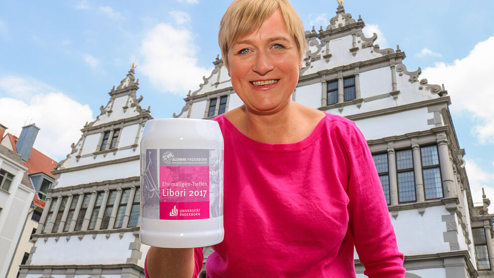 Foto (Universität Paderborn, Juliane Fröhling): Ehemaligen-Treffen Libori 2017 am neuen Ort: Alexandra Dickhoff von Alumni Paderborn freut sich auf ein Wiedersehen mit den UPB-Alumni – dieses Mal im Paderborner Rathaus.
