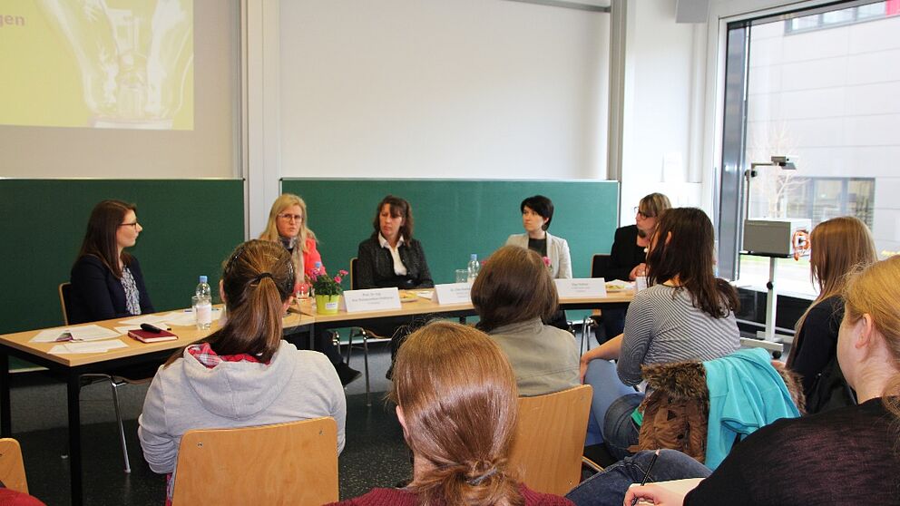 Das Podium (v. l. n. r.): Katharina Strothmann (Moderation), Prof. Dr.-Ing. Eva Schwenzfeier-Hellkamp, Dr. Elke Radeke, Olga Käthler und Franziska Pestel.