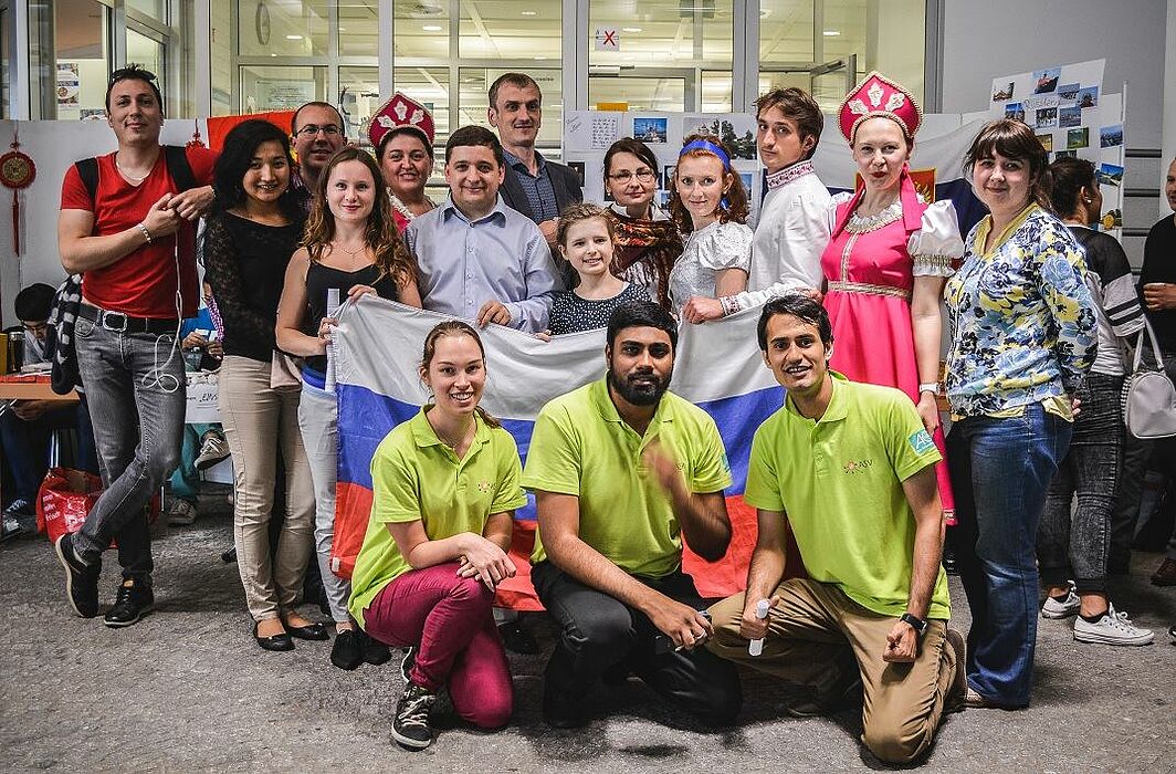 Foto (ASV): Bei der Interkulturellen Woche präsentieren internationale Studierende, wie hier am russischen Stand, ihre Herkunftsländer.