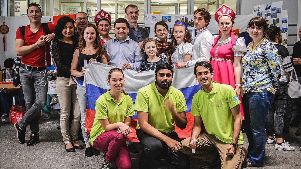 Foto (ASV): Bei der Interkulturellen Woche präsentieren internationale Studierende, wie hier am russischen Stand, ihre Herkunftsländer.