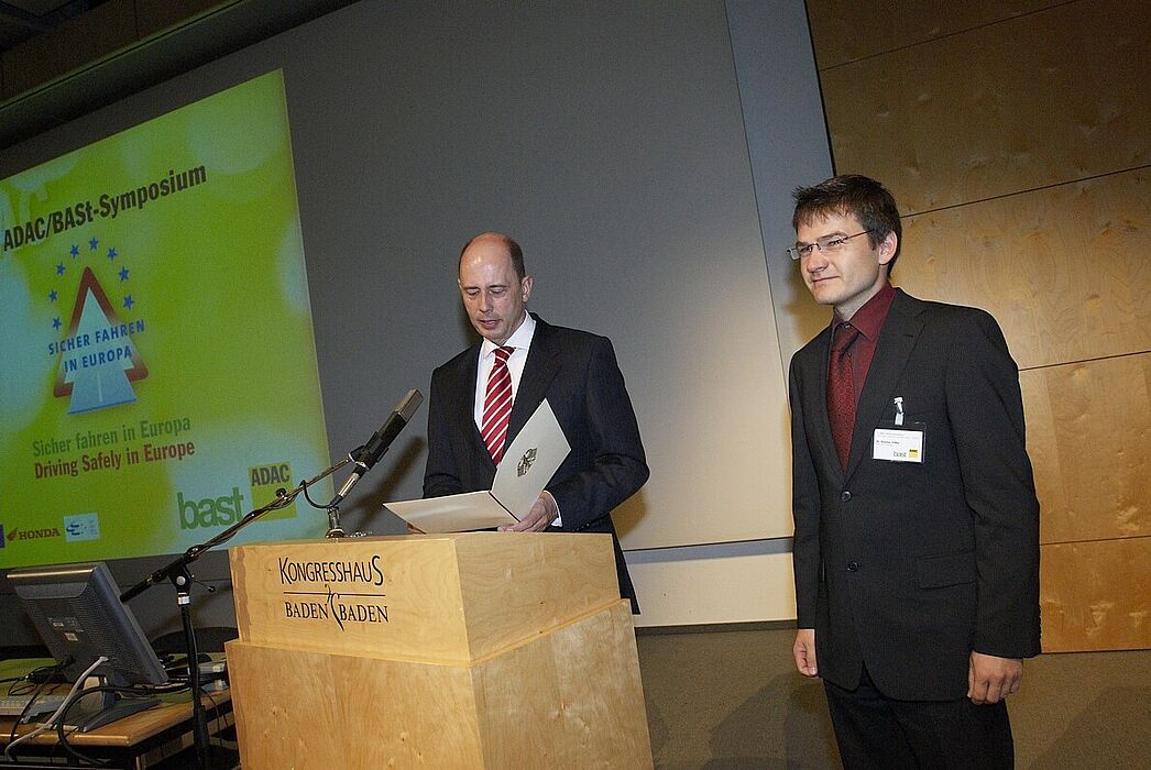 Foto: Am 13. Oktober wurde Dr. Stephan Völker (rechts) mit dem Deutschen Verkehrssicherheitspreis 2006 für seine Forschung über die Optimierung von Fahrzeugscheinwerfern vom Bundesverkehrsminister Wolfgang Tiefensee (links) ausgezeichnet.