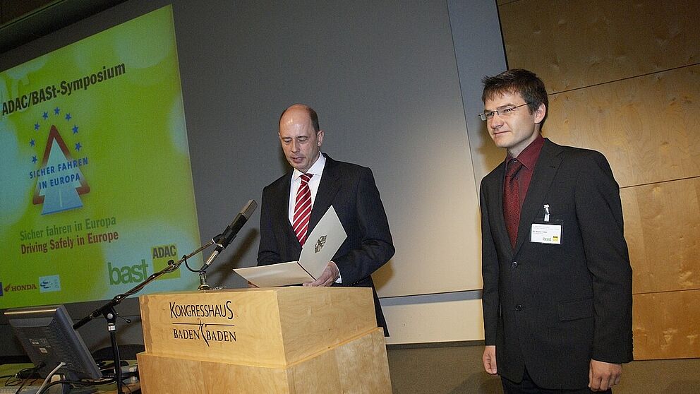 Foto: Am 13. Oktober wurde Dr. Stephan Völker (rechts) mit dem Deutschen Verkehrssicherheitspreis 2006 für seine Forschung über die Optimierung von Fahrzeugscheinwerfern vom Bundesverkehrsminister Wolfgang Tiefensee (links) ausgezeichnet.