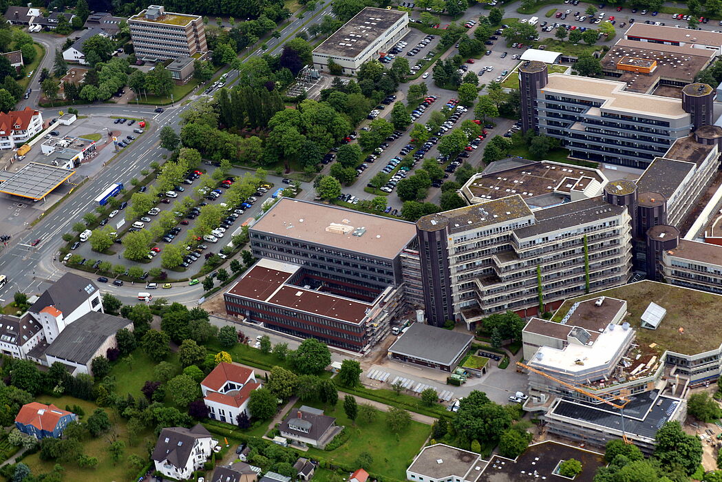 Foto (Universität Paderborn, Patrick Kleibold): Luftbild der Uni mit Blick auf das Gebäude Q vom 14. Juni 2013.