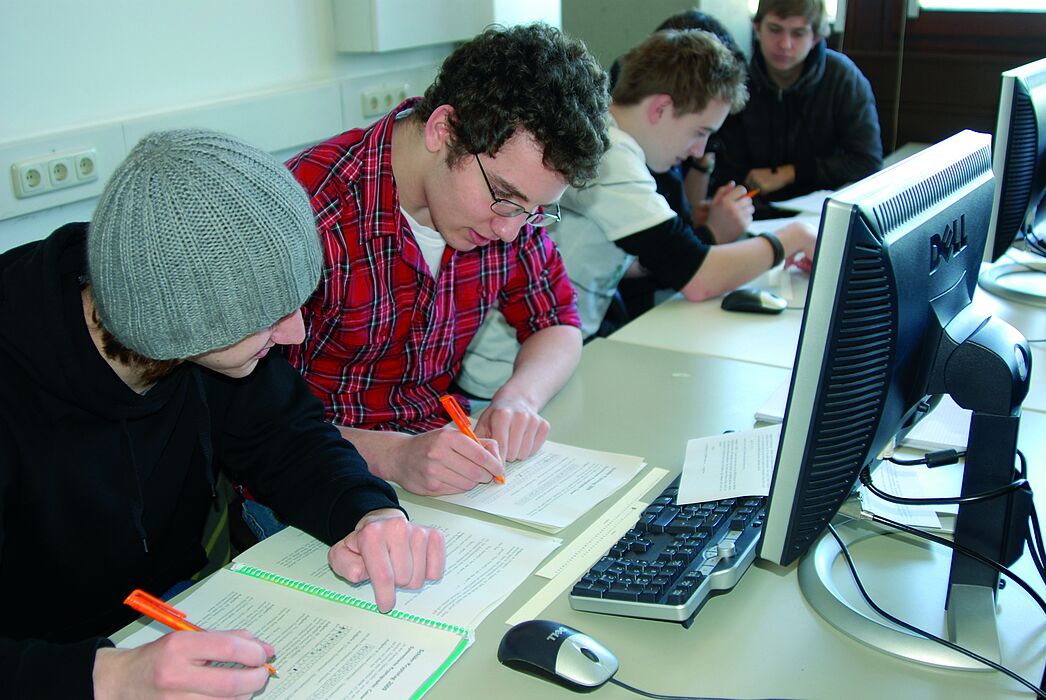 Foto (Universität Paderborn, Simon Beisel): Spaß mit der Informatik – Schüler beim Lösen von Aufgaben in einem Workshop des Instituts.