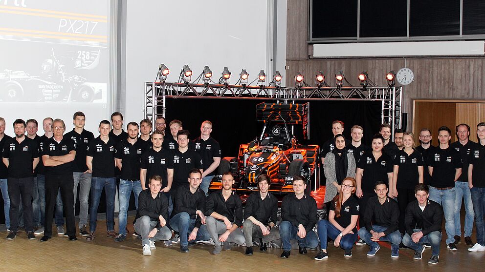 Foto (Universität Paderborn, Ricarda Michels): Das UPBracing Team ist stolz auf den elften gefertigten Rennboliden.