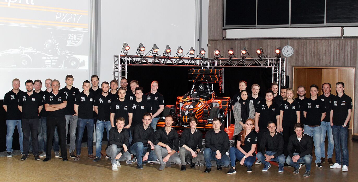 Foto (Universität Paderborn, Ricarda Michels): Das UPBracing Team ist stolz auf den elften gefertigten Rennboliden.