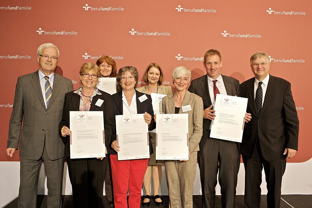 Irmgard Pilgrim (3. v. li.), Gleichstellungsbeauftragte der Universität Paderborn, freut sich über die Auszeichnung. Zertifikatsverleihung in Berlin durch Dr. Hermann Kues, Staatsekretär im Bundesministerium für Familie, Senioren, Frauen und Jugend un