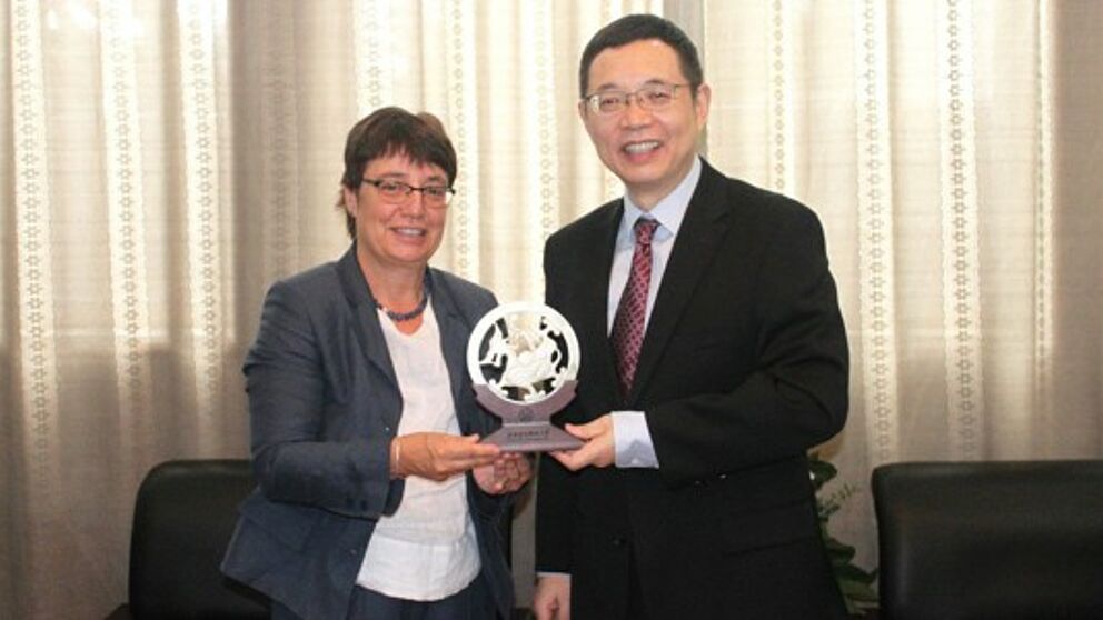 Foto (Xidian-Universität): Der Präsident der Xidian-Universität Prof. Dr. Yang Zongkai übergibt ein Geschenk an Frau Prof. Dr. Birgitt Riegraf.