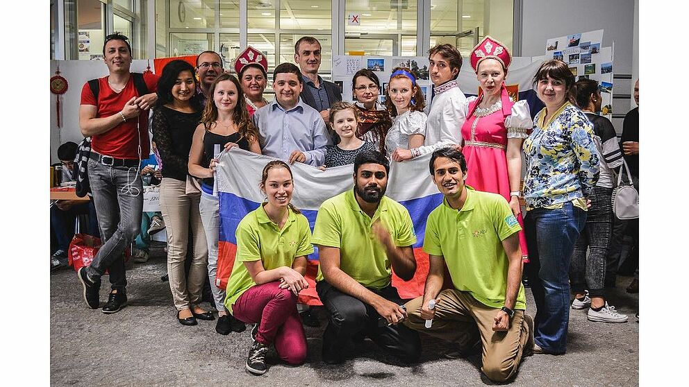 Foto (ASV): Bei der Interkulturellen Woche präsentieren internationale Studierende, wie hier am russischen Stand, ihre Herkunftsländer.