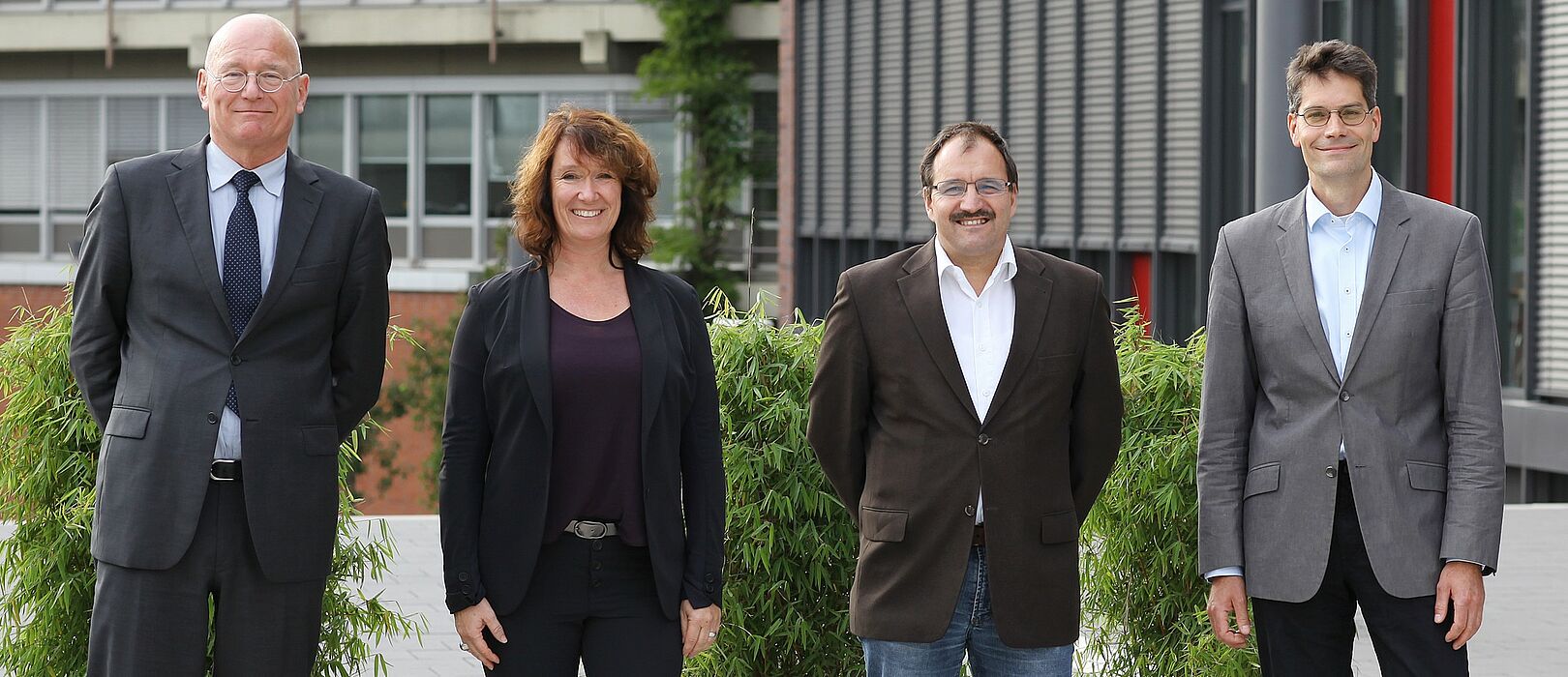 Foto (Universität Paderborn, Adelheid Rutenburges): Die Mitglieder im neu gewählten Dekanat der Fakultät für Wirtschaftswissenschaften (v. l.): Prodekan für IT & Öffentlichkeitsarbeit Prof. Dr.-Ing. habil. Wilhelm Dangelmaier, Dekanin Prof. Dr. Care