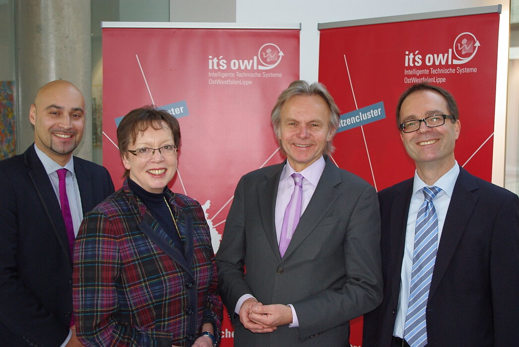 Gemeinsam für it’s OWL: (v. l.) Dr.-Ing. Roman Dumitrescu, Regierungspräsidentin Marianne Thomann-Stahl, Herbert Weber und Günter Korder. Foto: Wolfgang Marquardt/OstWestfalenLippe GmbH