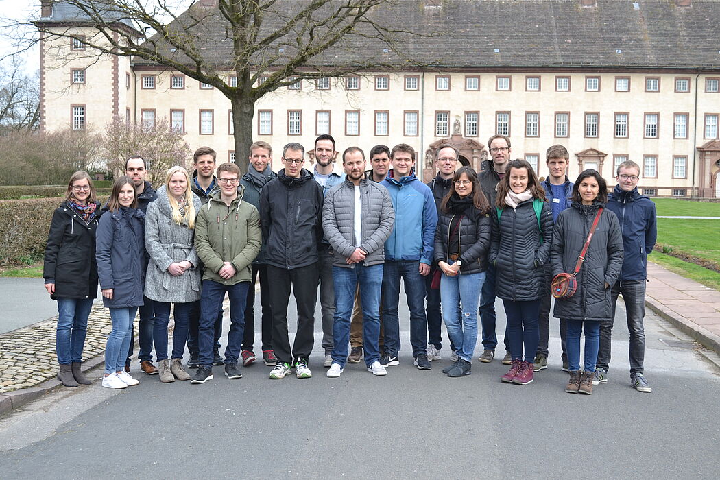 Foto (Universität Paderborn): Teilnehmende Wissenschaftlerinnen und Wissenschaftler des Workshops „Quantitative Economics Days“ der Fakultät für Wirtschaftswissenschaften am 27. und 28. März in Höxter.