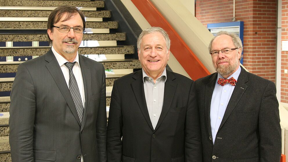 Foto (Universität Paderborn, Björn Heerdegen): (v. l.) Prof. Dr. Gregor Engels, Dr. Michael Laska und Prof. Dr. Reinhard Keil.