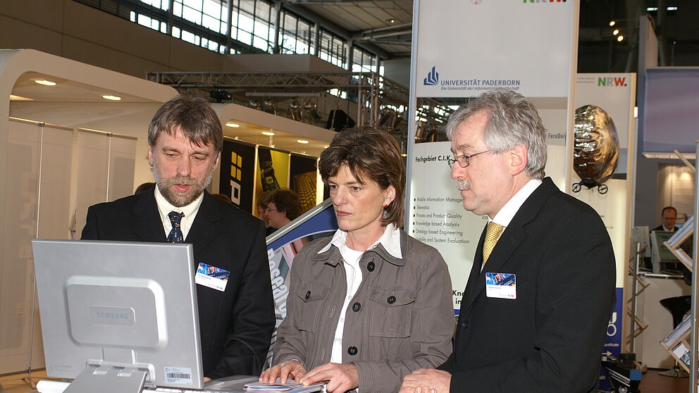 Foto: Gerd Kachel (Kachel GmbH - Kooperationspartner beim Projekt Patentworkflow), MdB Ute Berg sowie rechts Gerd Schulz vom c-lab (Kooperationspartner Exponat Patentworkflow).