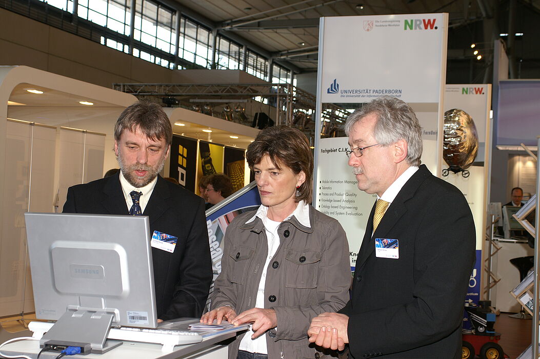 Foto: Gerd Kachel (Kachel GmbH - Kooperationspartner beim Projekt Patentworkflow), MdB Ute Berg sowie rechts Gerd Schulz vom c-lab (Kooperationspartner Exponat Patentworkflow).