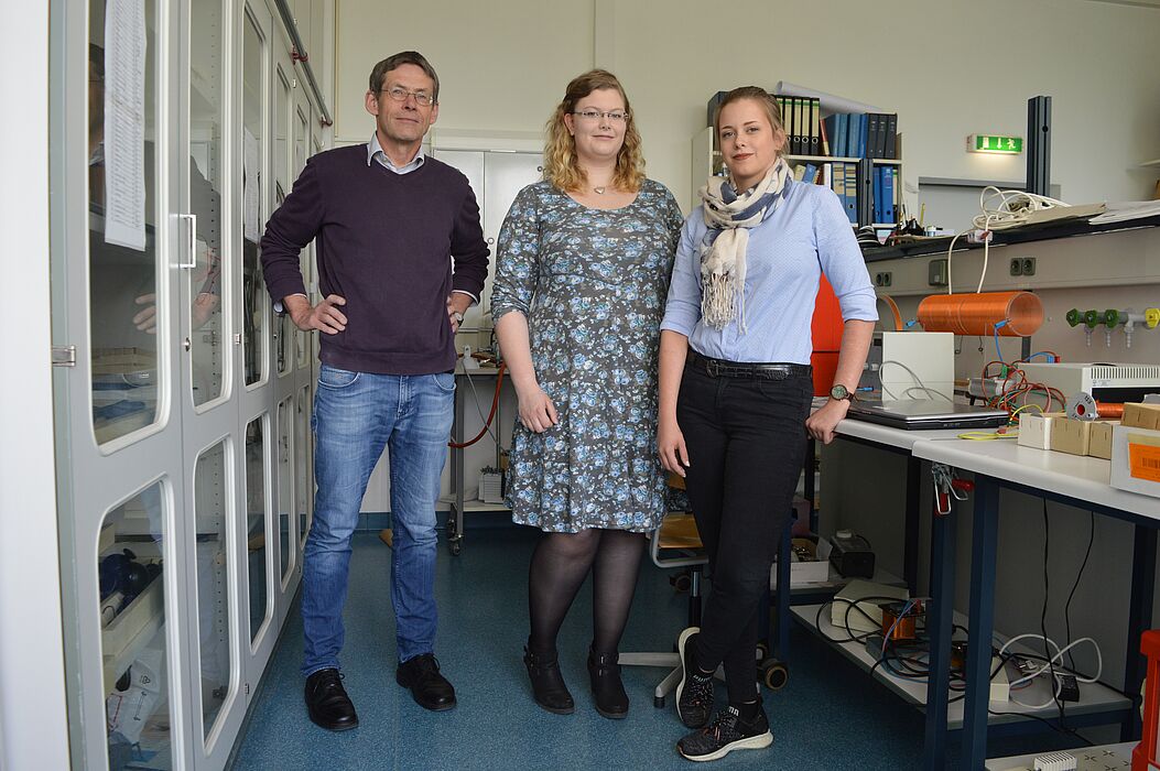 Foto (Westfalen-Kolleg Paderborn): v. l. Dr. Udo Schelb (Physiklehrer am Westfalen-Kolleg) und die Studierenden Katharina Waldeyer und Ellen Reetz.