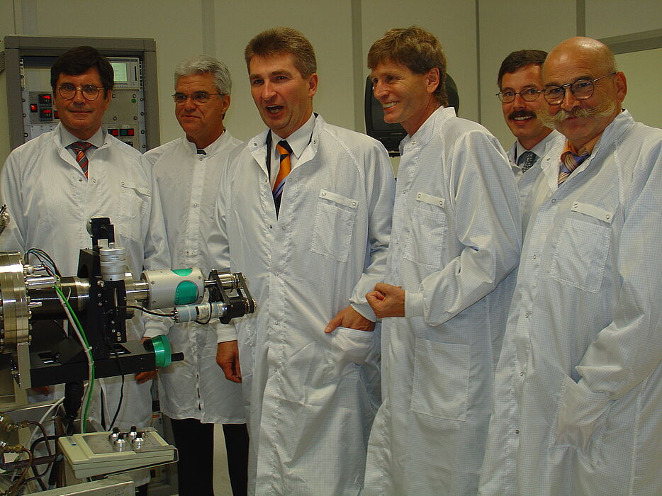 Freuen sich über das neue Instituts-Gebäude für Optoelektronik, Photonik und Integrierte Optik (v.li.):