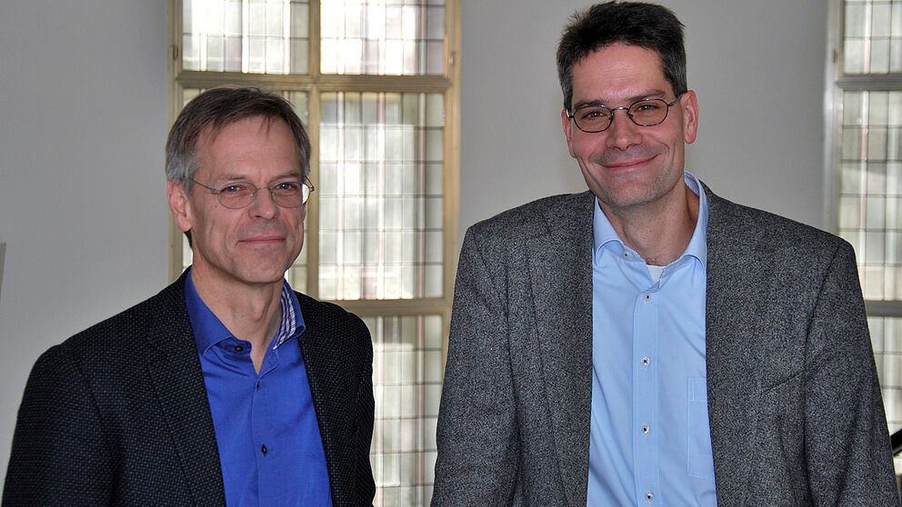Foto (Theologische Fakultät Paderborn): Prof. Dr. Günter Wilhelms (li.) und Prof. Dr. René Fahr verantworten die Kooperation Wirtschaftsethik zwischen der Theologischen Fakultät Paderborn und der Universität Paderborn.