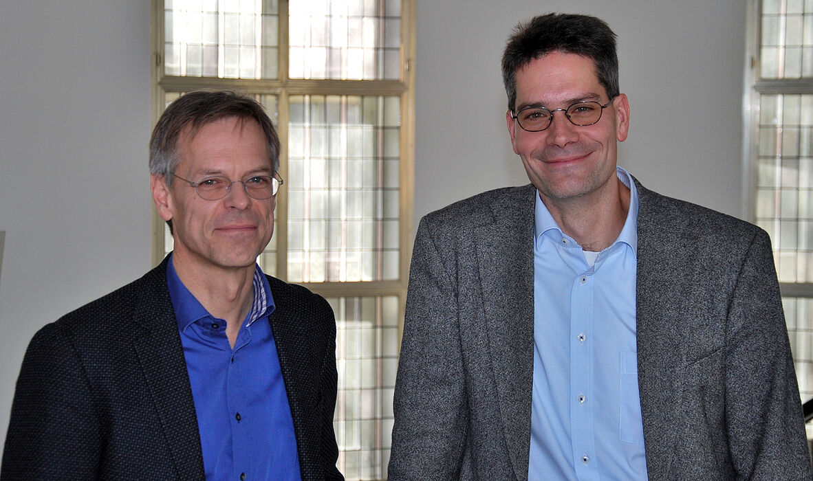 Foto (Theologische Fakultät Paderborn): Prof. Dr. Günter Wilhelms (li.) und Prof. Dr. René Fahr verantworten die Kooperation Wirtschaftsethik zwischen der Theologischen Fakultät Paderborn und der Universität Paderborn.