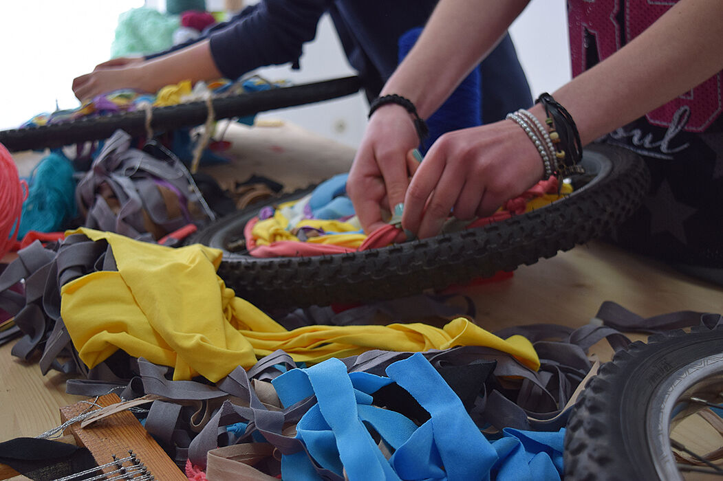 Abbildung: Entstehungsprozess der eingewebten Fahrräder, Foto: Sandra Günnewicht.