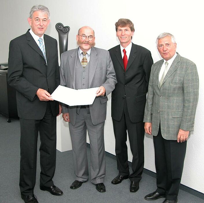 Foto: Staatssekretär Hartmut Krebs (li.), Ministerium für Wissenschaft und Forschung NRW, überreichte heute in Düsseldorf die Ernennungsurkunde an Jürgen Plato, der jetzt offiziell Kanzler der Universität Paderborn ist. Mit ihm freuten sich Uni-Rekt