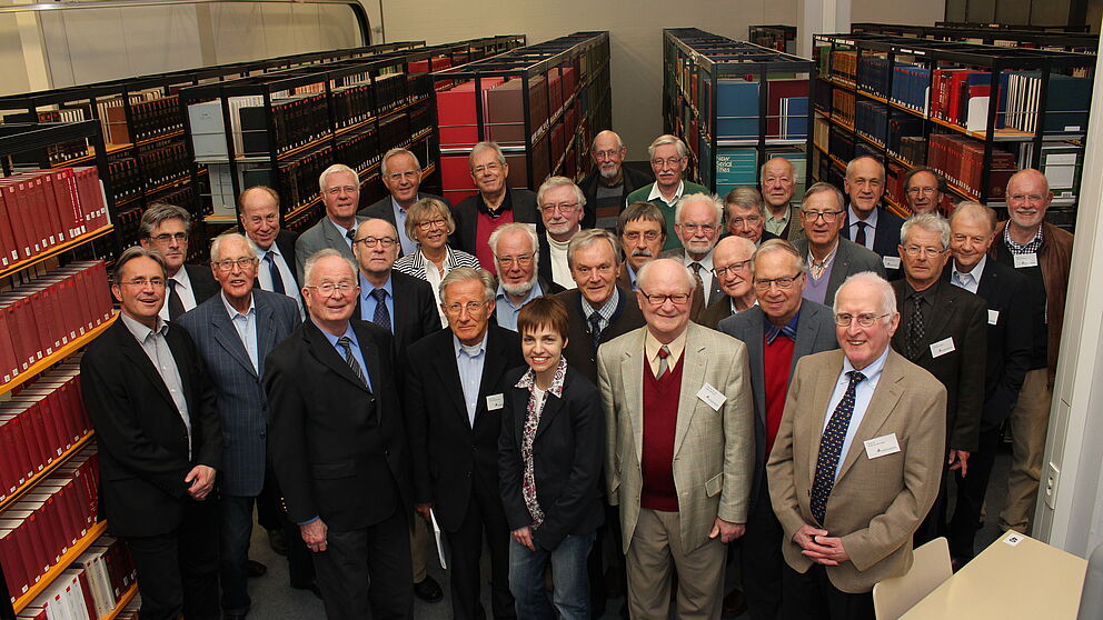 Foto (Julia Pieper, Alumni Paderborn e. V.): Das 14. Emeriti-Treffen in der Universitätsbibliothek.