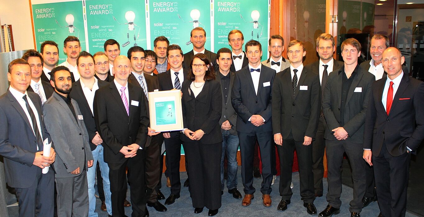 Foto (Westfalen Weser Energie): Der Energy Award für besondere Leistungen einer Projektgruppe ging an eine Projektgruppe der Universität Paderborn, die eine umfassende Broschüre zum Thema „Thermografie“ entwickelt hat: Vorn u. a. Dr. Dirk Prior, de