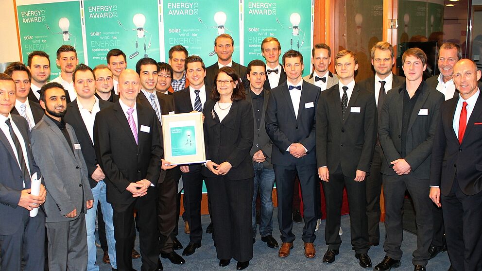Foto (Westfalen Weser Energie): Der Energy Award für besondere Leistungen einer Projektgruppe ging an eine Projektgruppe der Universität Paderborn, die eine umfassende Broschüre zum Thema „Thermografie“ entwickelt hat: Vorn u. a. Dr. Dirk Prior, de