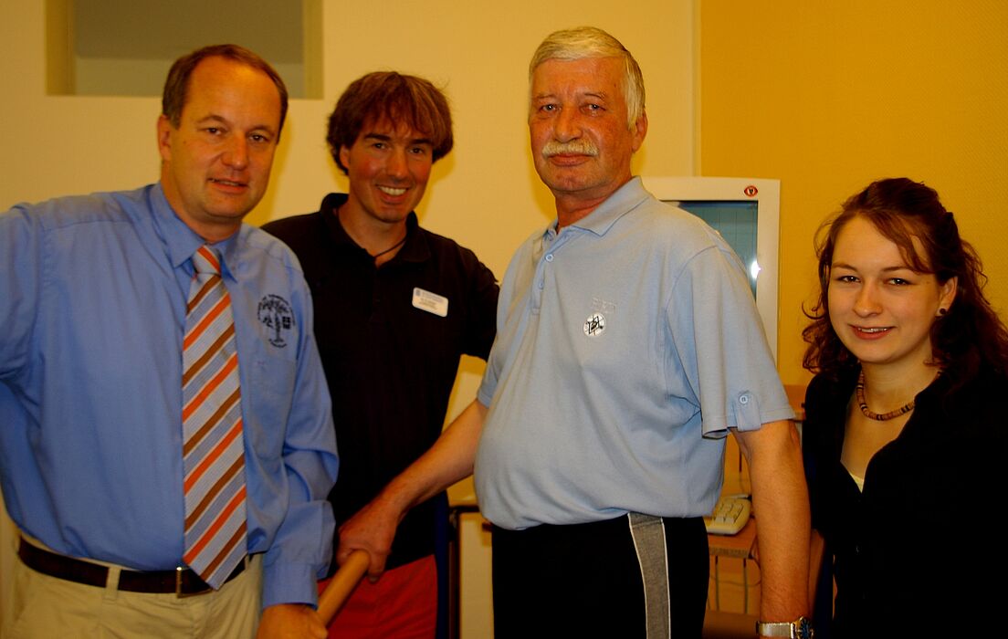Foto (Brüderkrankenhaus): von links: Prof. Dr. Norbert Lindner, Dr. Thorsten Bartels, Orthopädischer Patient Sergej Bragin, Studienleiterin Franziska Siche