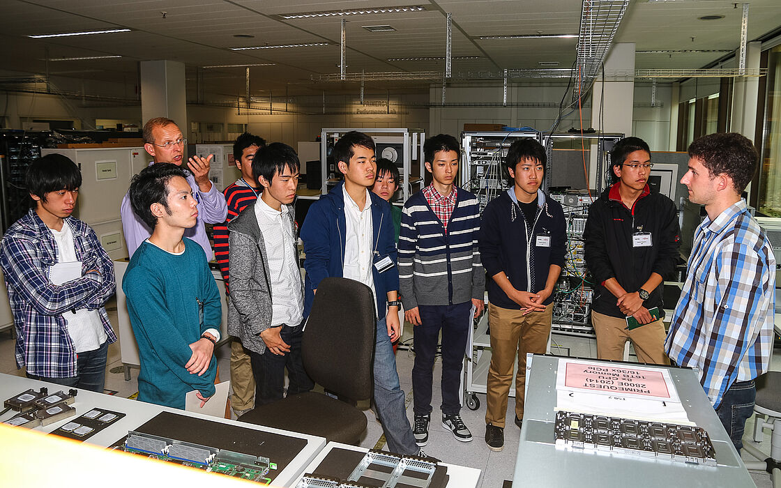 Foto (Fujitsu): Beim globalen IT Anbieter Fujitsu erhielten die Studenten Einblick in die Entwicklung von Computersystemen. „Wir interessieren uns sehr für junge, hochqualifizierte Talente mit ersten deutsch-japanischen interkulturellen Erfahrungen, wi