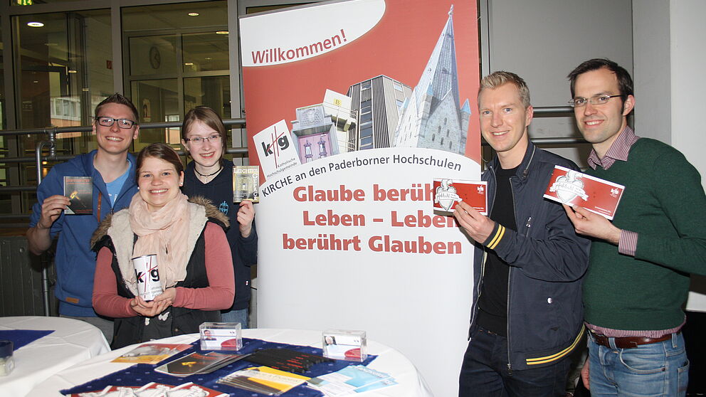 Foto: Gefühlsecht: Die Mitglieder der katholischen Hochschulgemeinde bieten im Sommersemester wieder zahlreiche Aktionen für junge Leute an. Fabian Weber, Anne Thiele, Elisabeth Schröttke, Studierendenpfarrer Nils Petrat sowie Gemeindeassistent Eric Be
