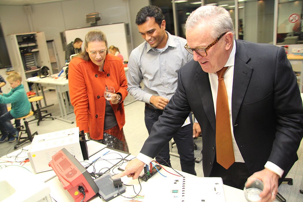 Foto (MIT Kreis Pb): Thomas Sattelberger informierte sich bei seinem Besuch über das zdi-Schülerlabor. Foto (MIT Kreis Pb): Thomas Sattelberger informierte sich bei seinem Besuch über das zdi-Schülerlabor.