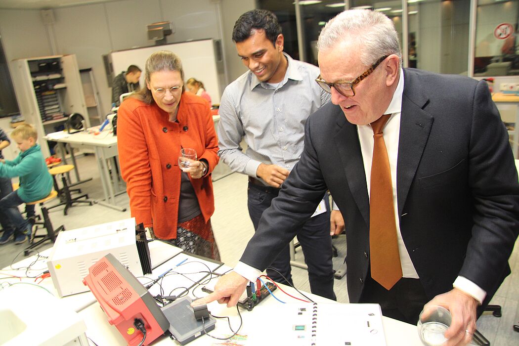 Foto (MIT Kreis Pb): Thomas Sattelberger informierte sich bei seinem Besuch über das zdi-Schülerlabor.