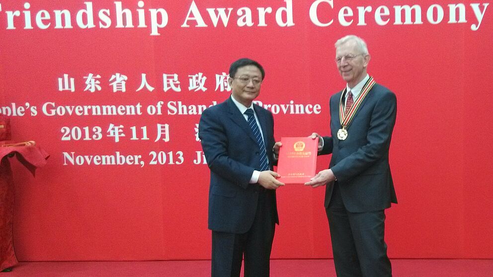Foto: Verleihung des Qilu Friendship Award an Prof. Dr. Gregor Fels durch Sun Shaocheng, stellvertretender Gouverneur der Provinz Shandong, China.