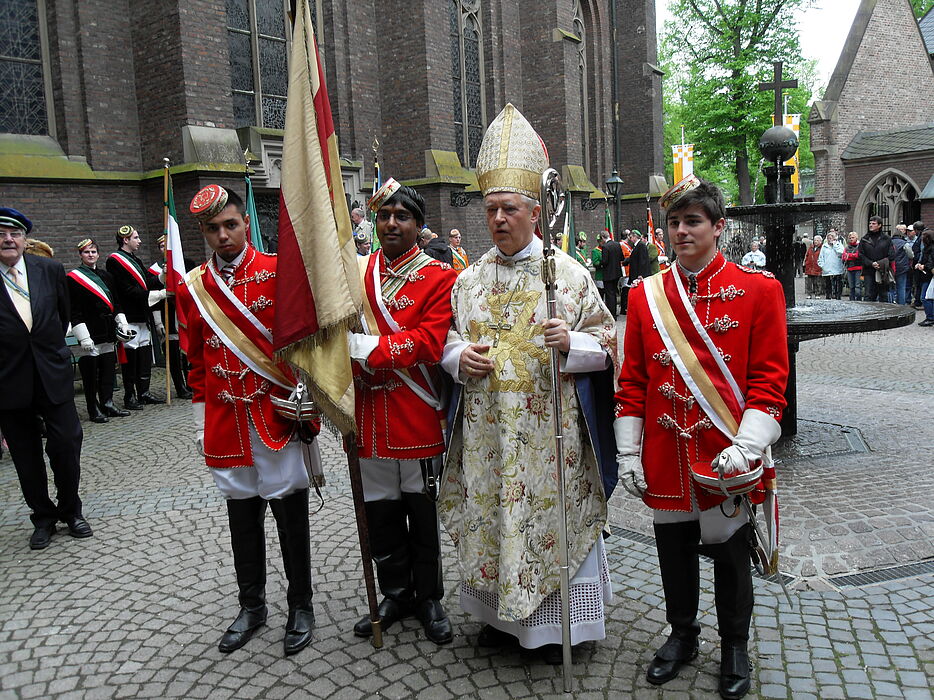 Foto: Zu sehen ist die Chargierabordnung der K.D.St.V. Guestfalo-Silesia gemeinsam mit Paul Josef Kardinal Cordes.
