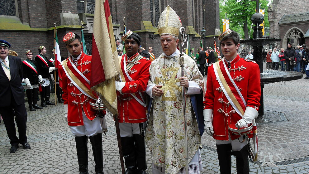Foto: Zu sehen ist die Chargierabordnung der K.D.St.V. Guestfalo-Silesia gemeinsam mit Paul Josef Kardinal Cordes.