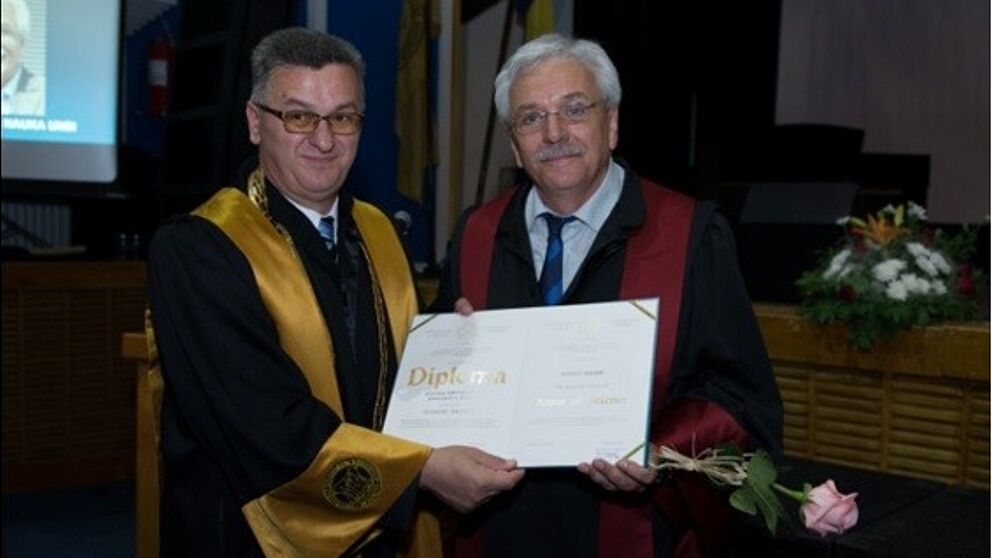 Foto (Universität Paderborn): Übergabe der Ehrendoktorwürde (links Rektor der Universität Bihać Prof. Dr. Fadil Islamović, rechts Ahmet Mehic).