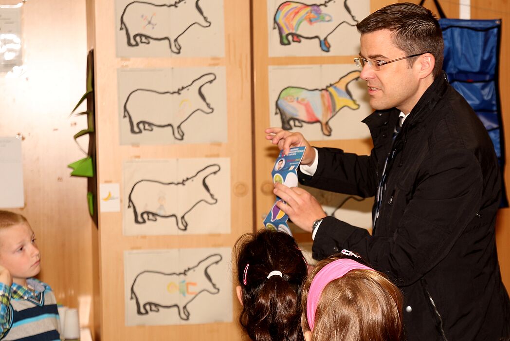 Foto (Patrick Kleibold, Universität Paderborn): Jan von Lübtow präsentiert den Wissenschaftspass für die Auftaktveranstaltung der Wissenschaftstage vor dem Paderborner Rathaus.