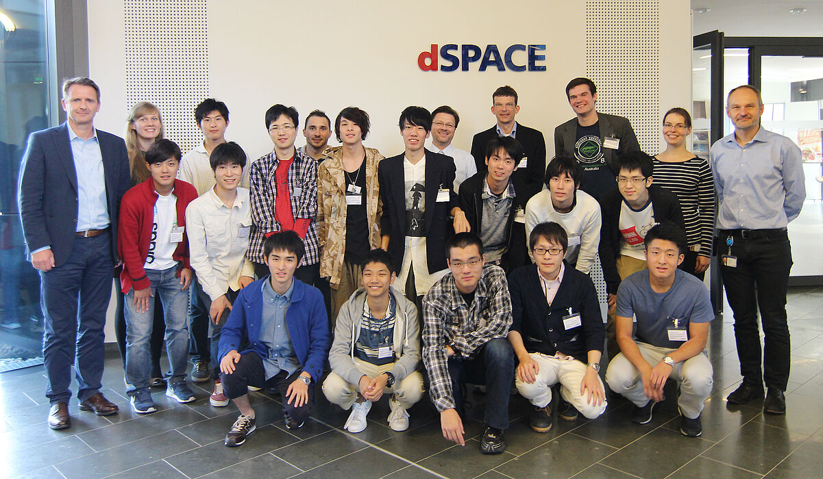 Foto (Bildquelle: dSPACE GmbH, Jens Rackow): Die Gäste der Universität Tohoku und Mitarbeiter von dSPACE beim Besuch des Unternehmens in Paderborn am 4. September.