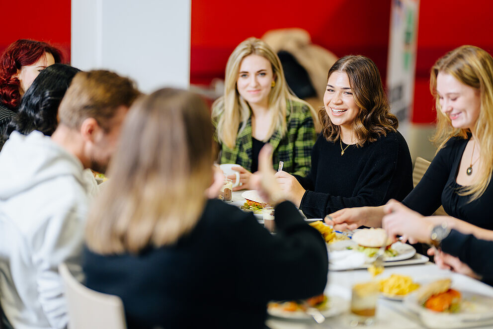 Studierende essen in der Mensa der Universität Paderborn