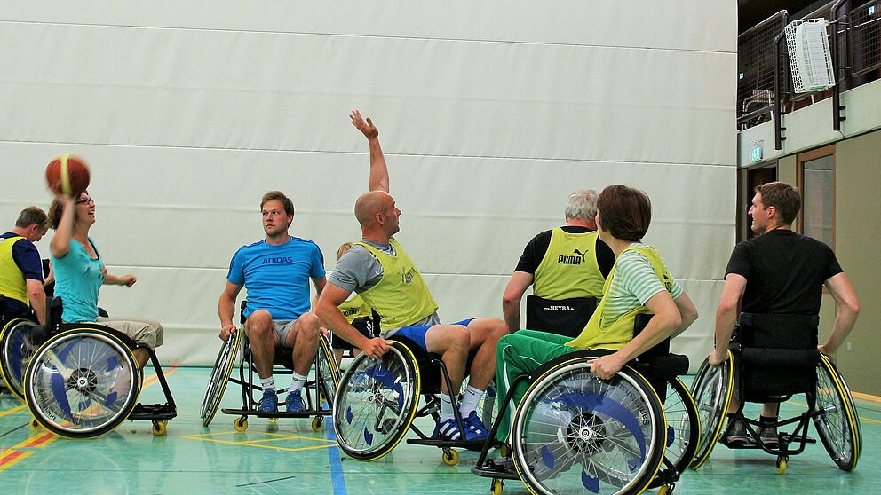 Foto (Universität Paderborn, Vanessa Dreibrodt): Rollstuhlsport ist schon immer ein fester Bestandteil des Hochschulsports der Universität Paderborn – für Menschen mit oder ohne Behinderung.