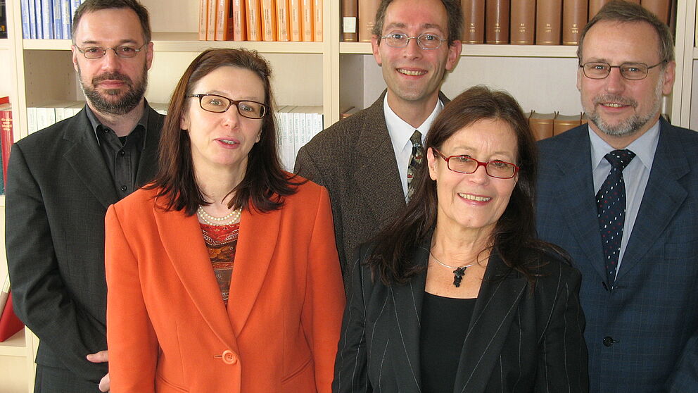 Foto (Christiane Bernert): Das neue Dekanat der Fakultät für Kulturwissenschaften der Universität Paderborn (v. li):  Prof. Dr. Norbert Otto Eke, Prof. Dr. Rita Burrichter, Dr. Thomas Reuther, Prof. Dorothea Reese-Heim und Prof. Dr. Volker Peckhaus.